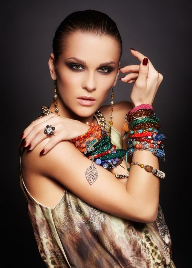 الاساور الملونة تساعدك على تفتيح الوان الملابس