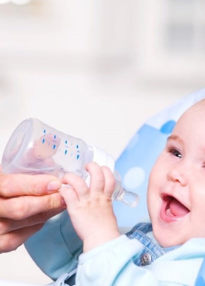 الوقت المناسب لاعطاء الطفل الرضيع الماء 