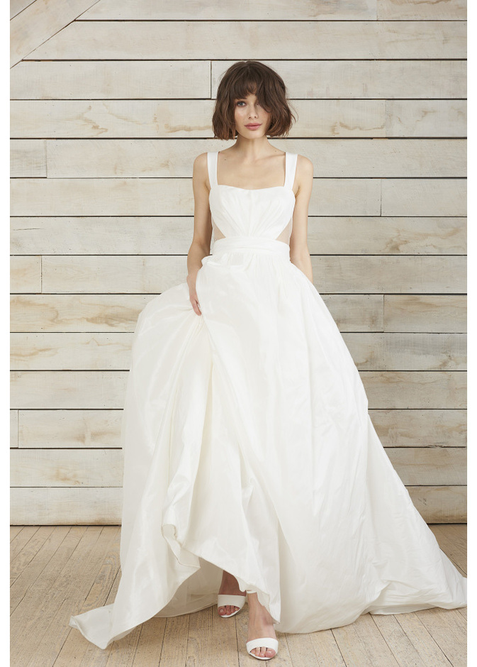 اسبوع الموضة العرائسي في نيويورك - قصات ناعمة وحزام من قماش شارموز