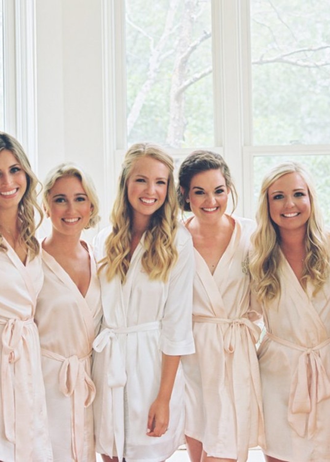 تتعدد الوان روب العروس لكن الابيض يبقى الاساس