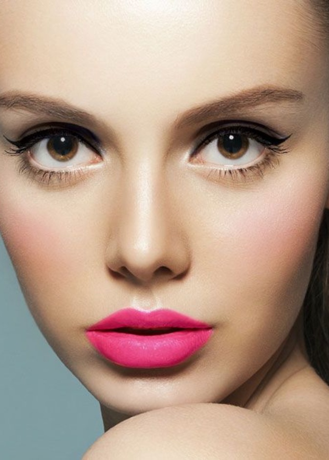 اللون الوردي يضيف الأنوثة لإطلالتك