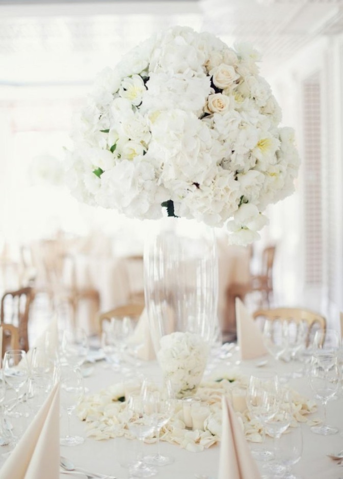 رومانسية اللون الابيض في ديكور حفل الزفاف لا مثيل لها