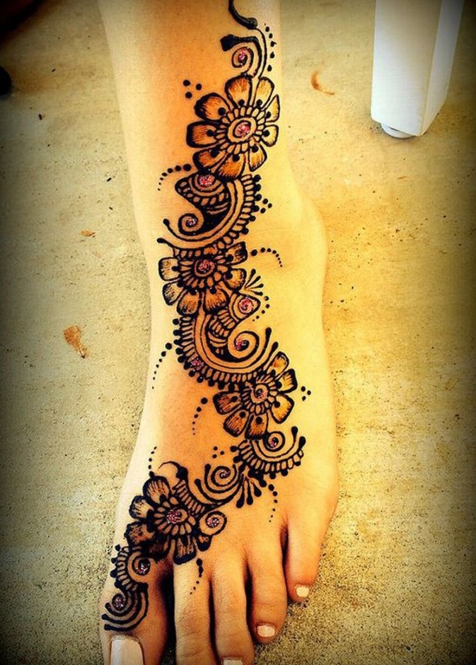 نقش حناء ناعم وعصري للعروس