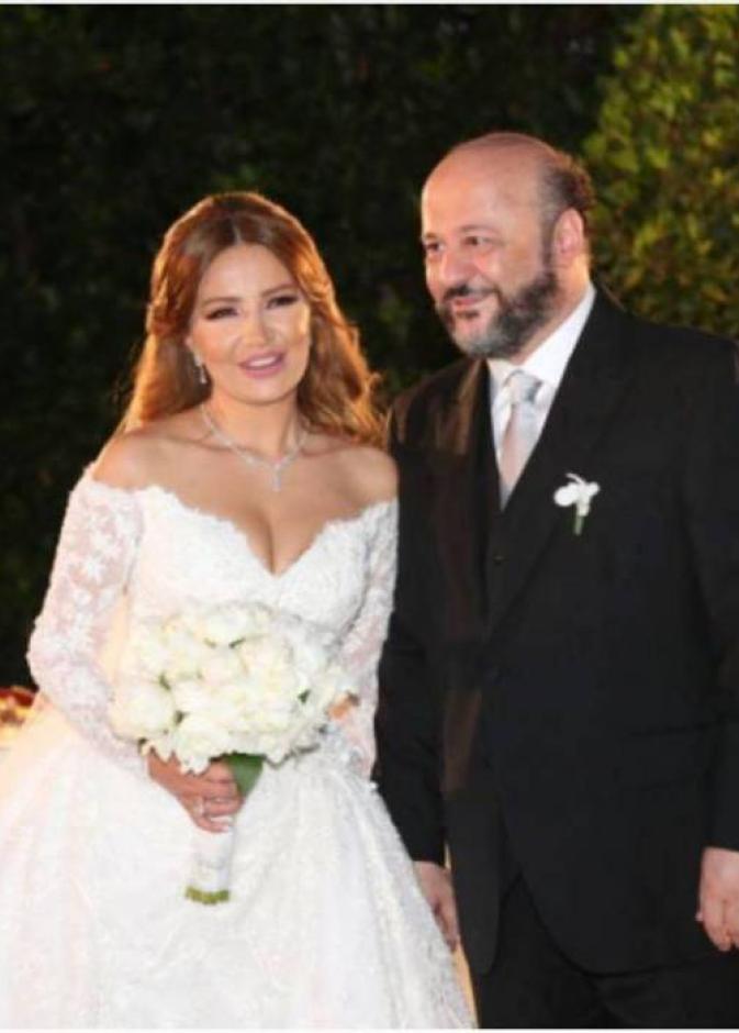 العروسان مع رئيس حزب القوات سمير جعجع وزوجته