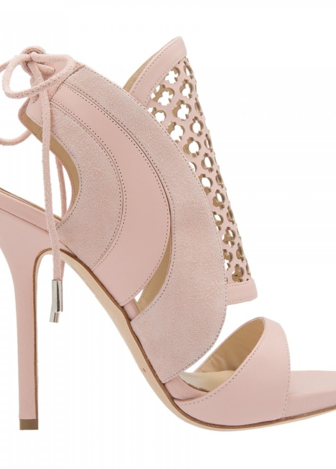 سارة اليحيى تصمّم الأحذية العصرية بألوان البيج مع زخرفات الشبك