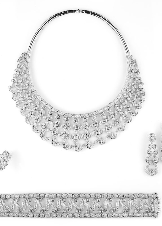 يتجسد انسجام الزوجين ببراعة في الأطقم التي تتألف من قلادة وسوار وقرطا أذن وخاتم