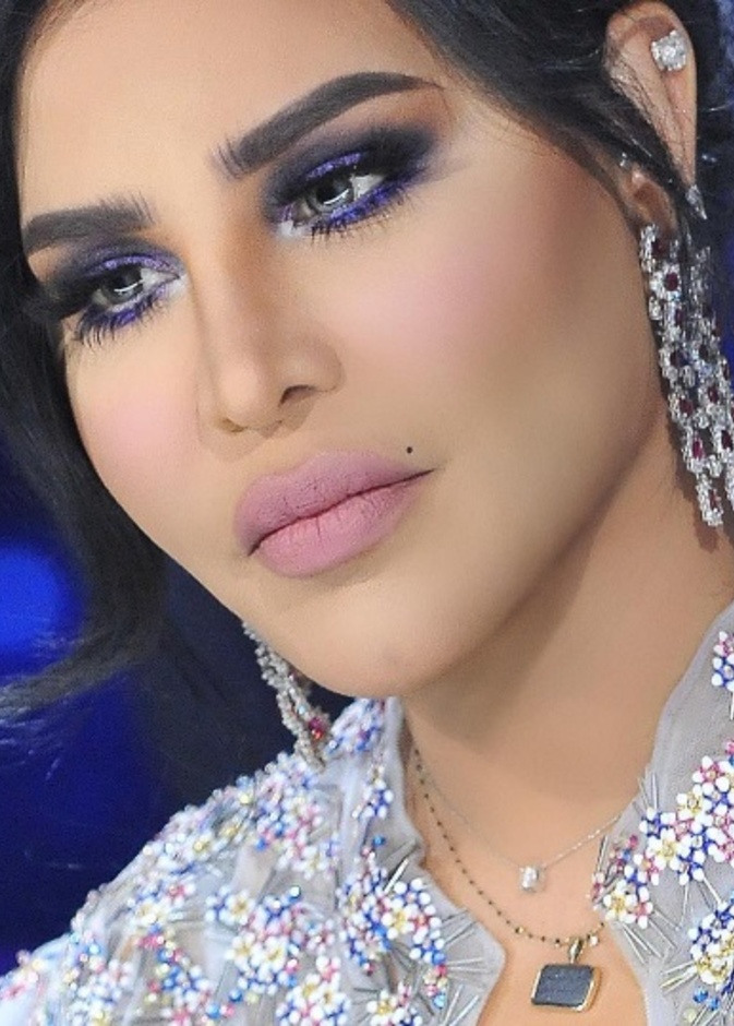 أحلام بالأقراط الطويلة