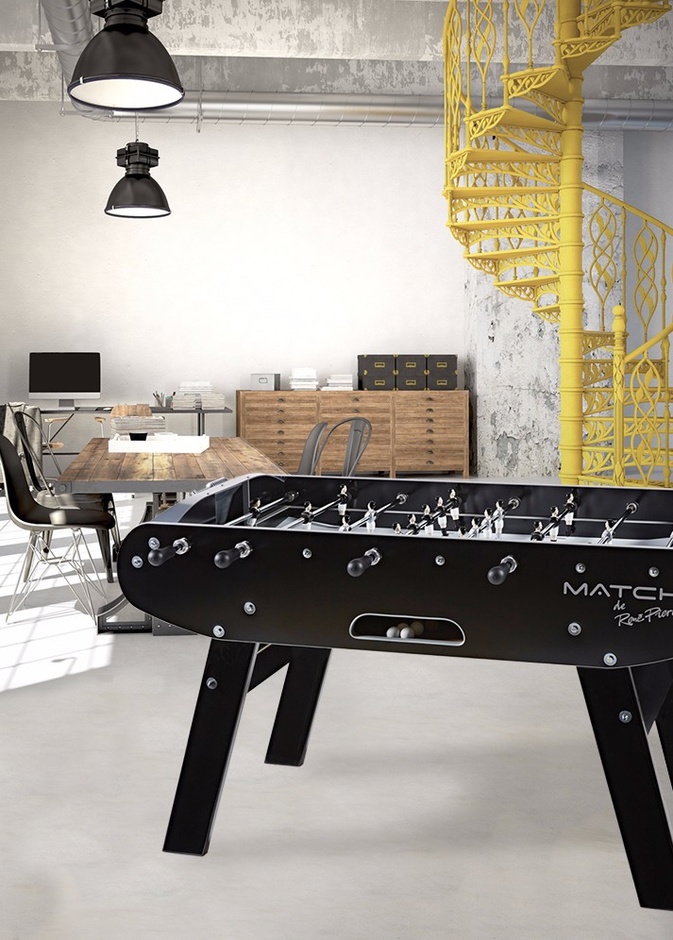 غرفة جلوس بجمالية و غموض اللون الأسود