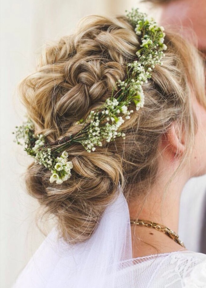 التيجان المزينة بالزمرد لطلة ملكية.