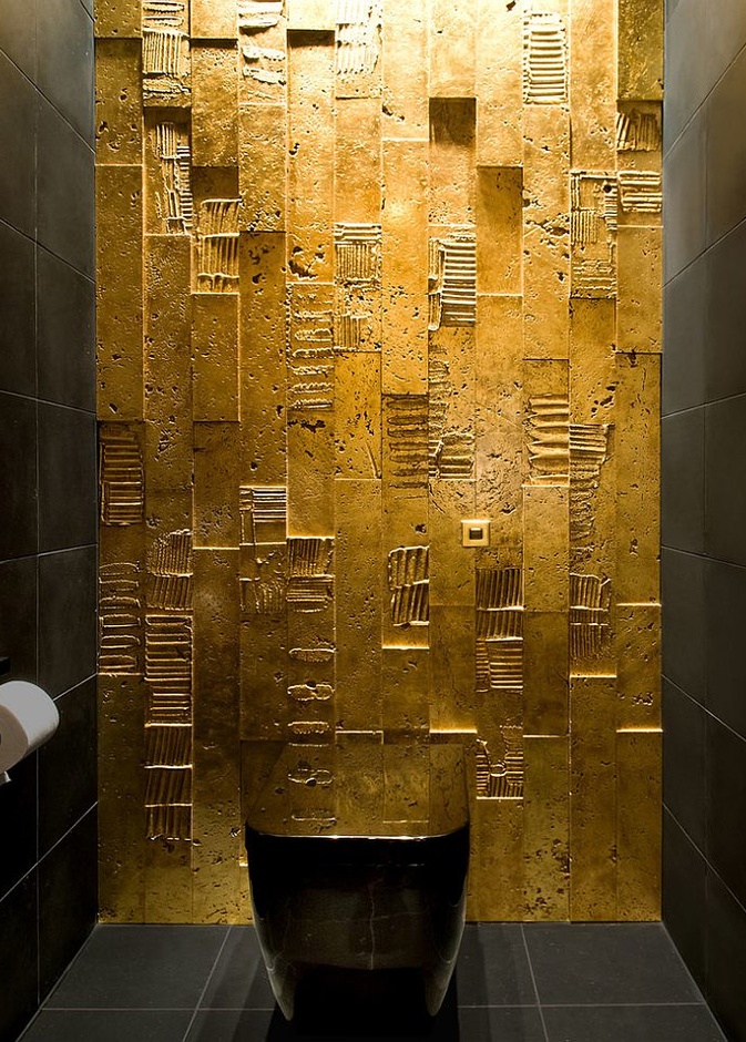 ديكورات باللون الذهبي تنسجم مع الأسود و تبرز جماله