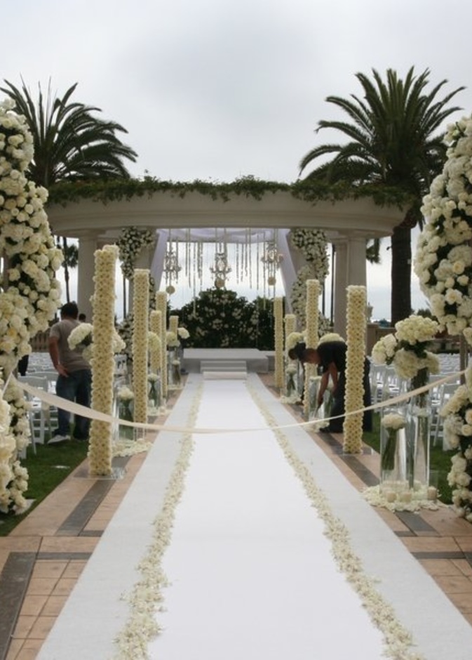 مدخل حفل زفاف بديكور مميز.