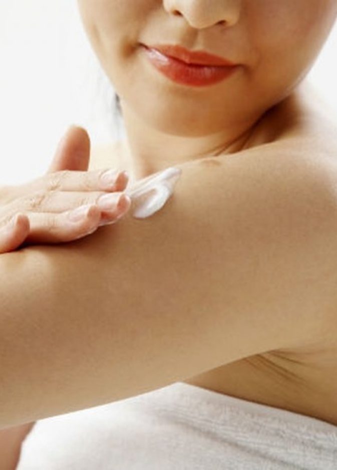 قومي بترطيب جسمك بعد استخدام كريم التقشير