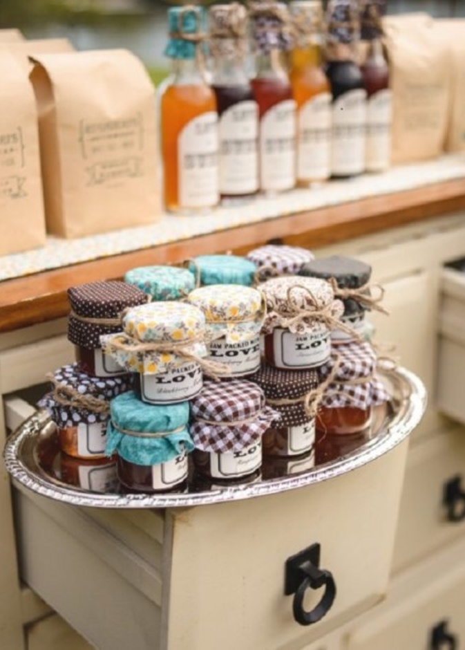 قومي بتوزيع المرطبانات و زجاجات العصائر الطبيعية داخل خزانات قديمة و معتقة