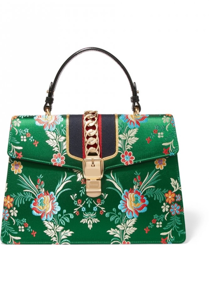 شنطة من فالنتينو.