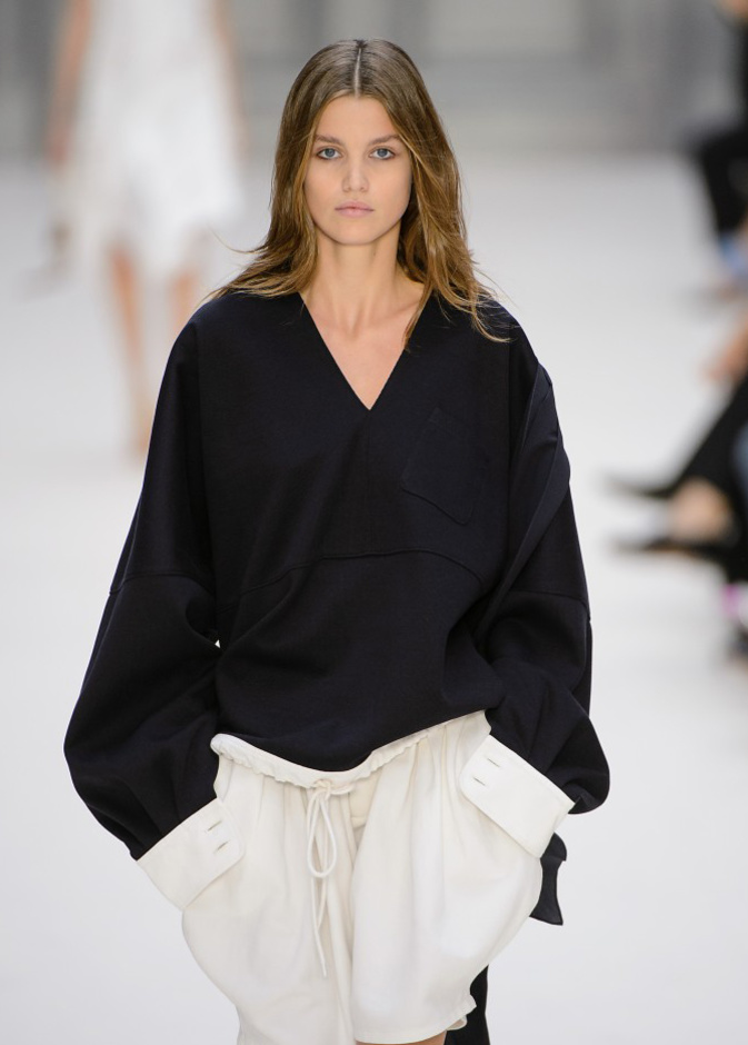 ملابس بنات مع السترات الشبابية من Balenciaga