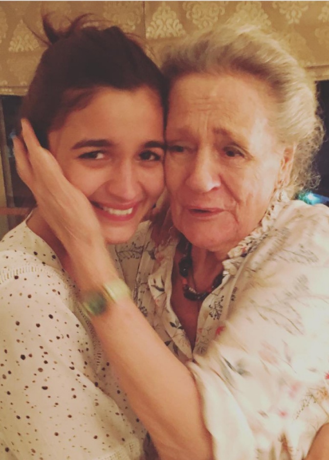 عليا بهات وجدتها مقربتان للغاية