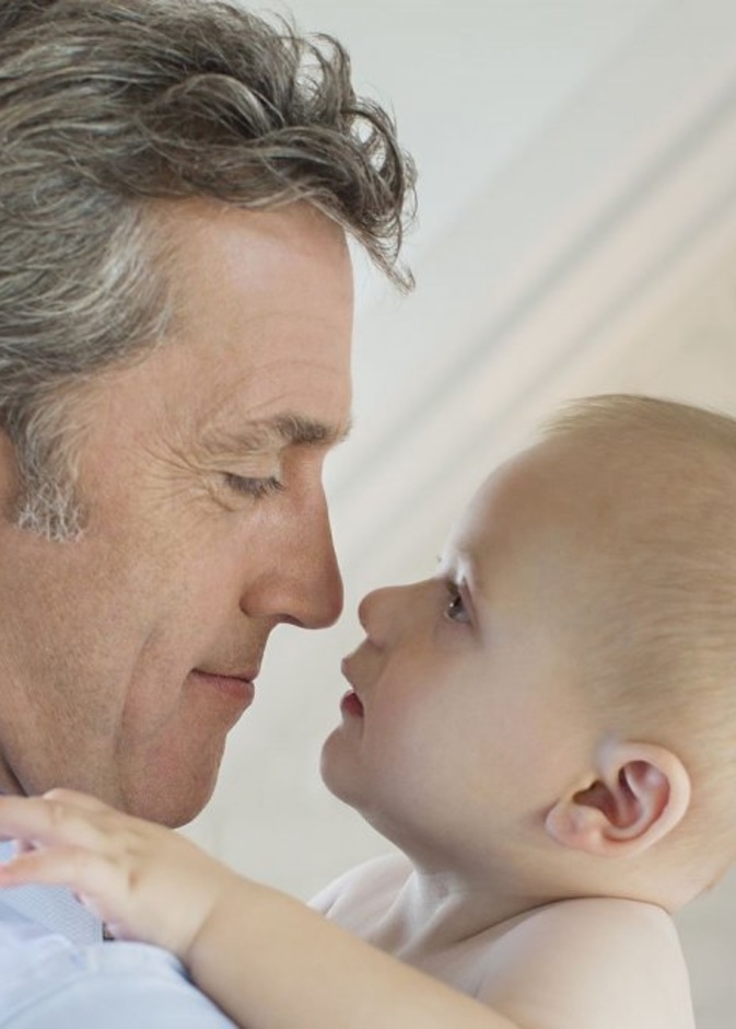 هل توجد مخاطر صحية بسبب ارتفاع سن إنجاب الرجال للمرة الأولى