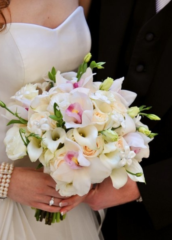 تناسق بين وردة العريس وبوكيه العروس