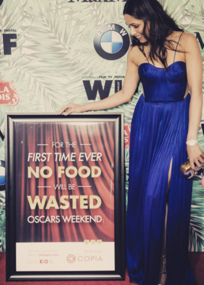 فريدا بينتو ساعدت في توزيع الطعام على الفقراء