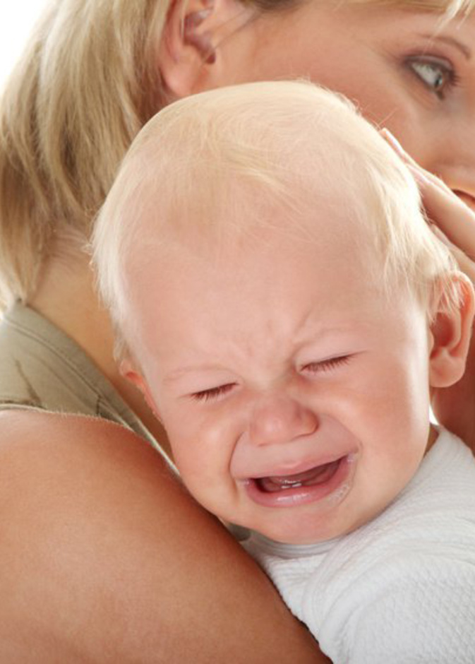 دراسة تؤكد سبب توقف الرضيع عن البكاء بعد أن تحمله أمه