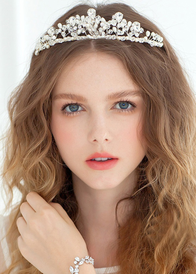 تاج ذهبي للعروس.