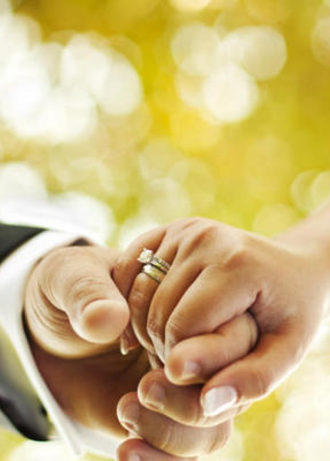 سيدة تثير الجدل بتزويج زوجها من صديقتها المقربة