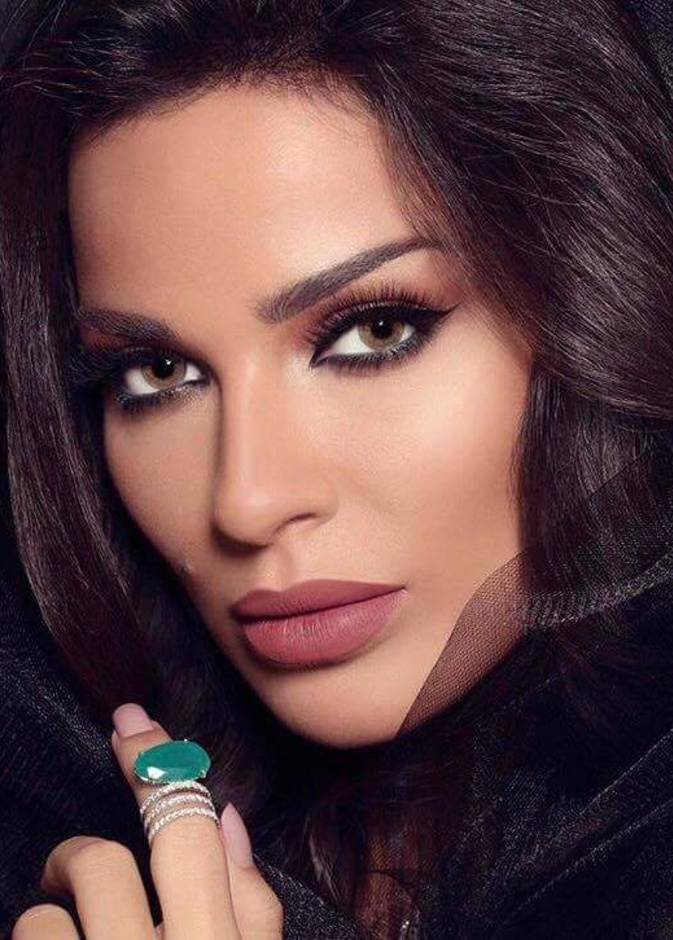 بلقيس تختار مكياج ترابي مع الشفايف الحمراء