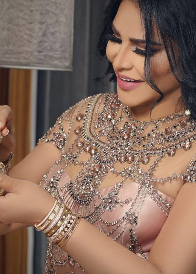 أحلام ترتدي أساور طبقات من كارتييه وفان كليف أند أربلز