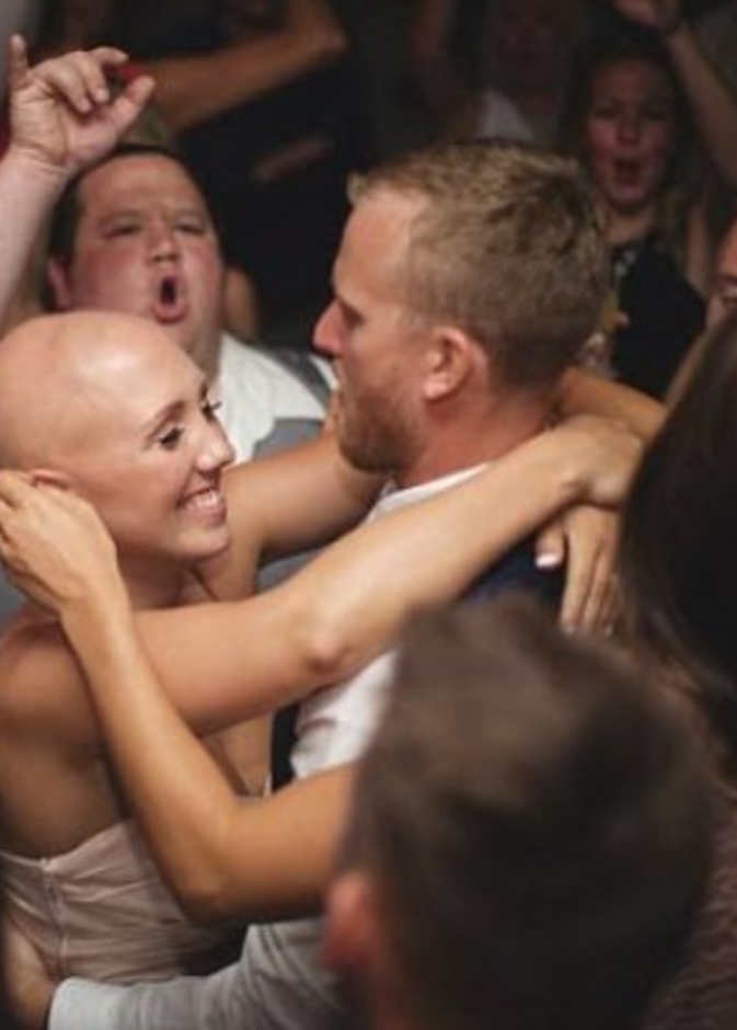 الابتسامة لم تفارق العروس