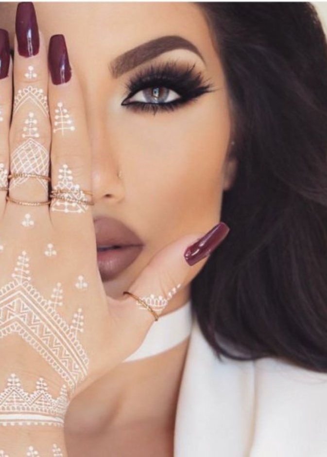تمددي بنقوشات الحناء الى جبينك