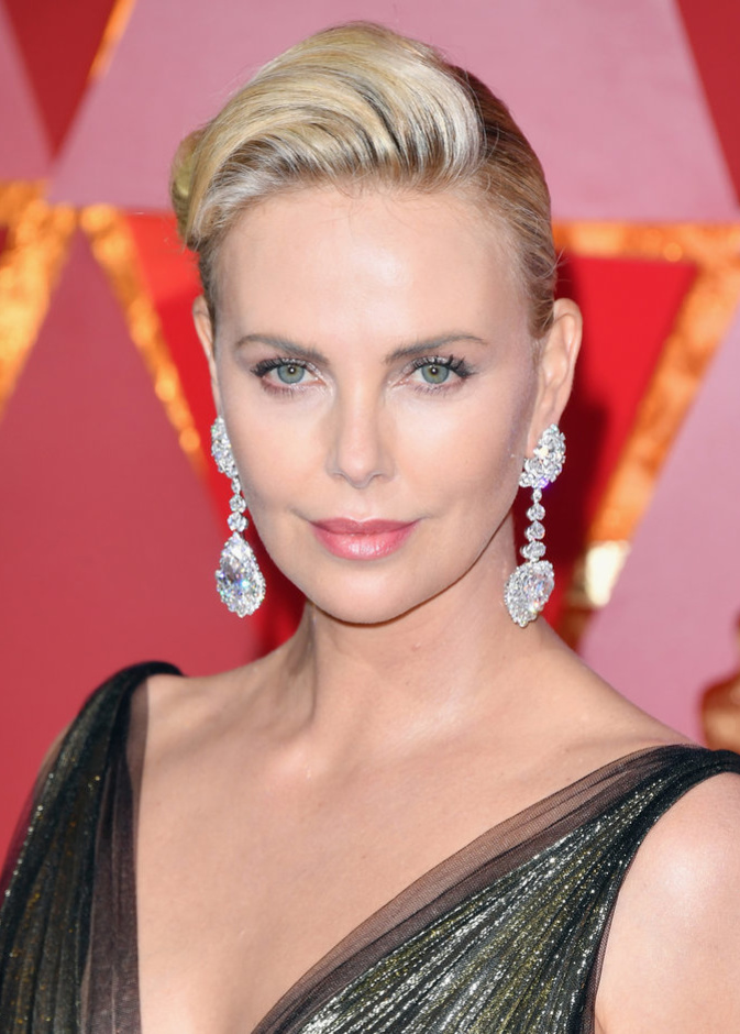 تشارليز ثيرون ترتدي اقراط الماس من شوبارد في حفل الأوسكار 2017 