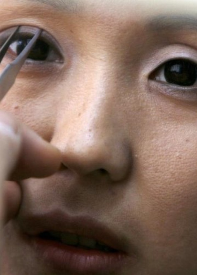 سيدة تلجأ لعمليات التجميل هربا من الديون