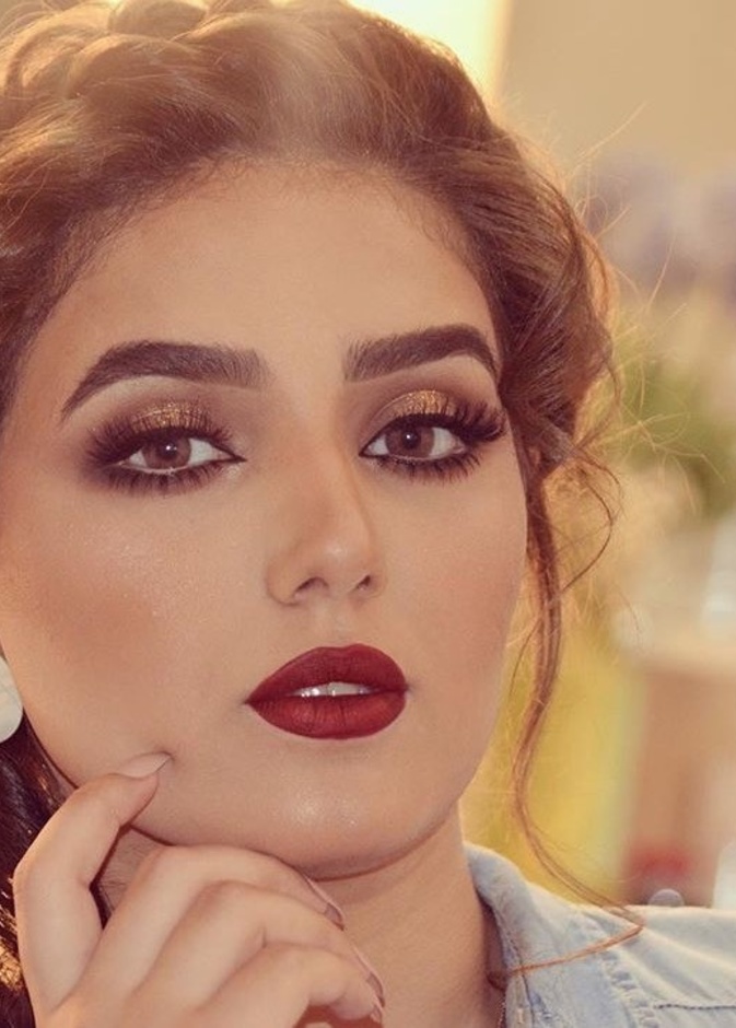 نورة تضع فيديوهاتها في الانستقرام لتعليم المكياج