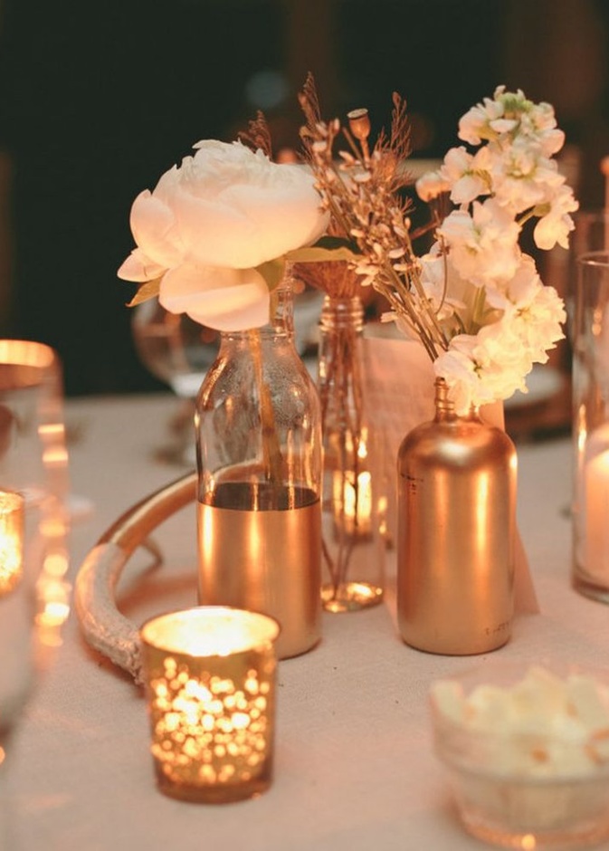 الشموع والورود ثنائي مميز في حفل الزفاف