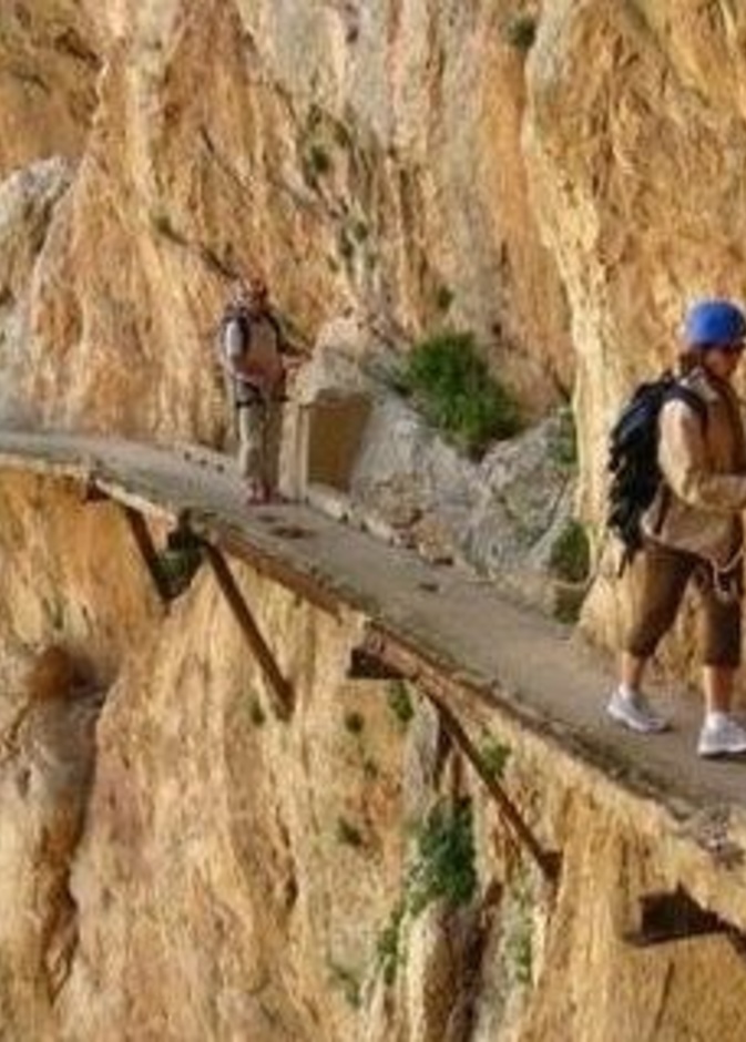 أسبانيا تعيد فتح أخطر طريق في العالم