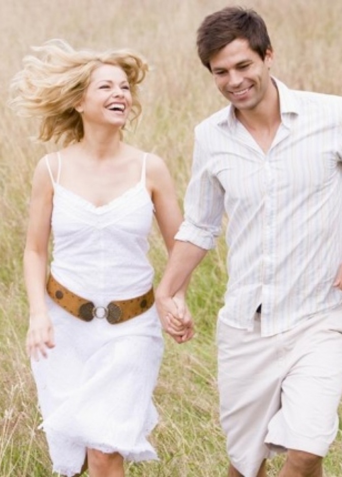 لا تكوني جدية دائما بل كوني مرحة لينجذب خطيبك اليك اكثر