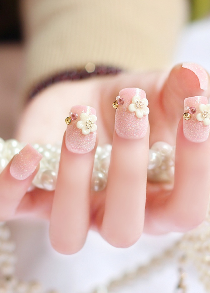 الورود الزهرية لأظافرك في يوم الزفاف.