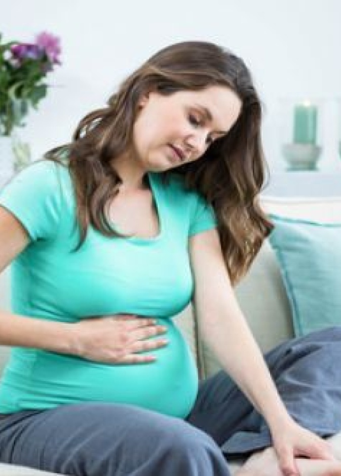 اسباب تورم الوجه والأطراف اثناء الحمل وما الاطعمة التي تقلل منها