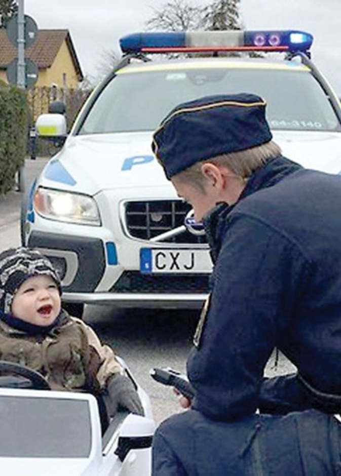 الشرطة توقف طفلا يقود سيارة فاخرة بتهمة تجاوز السرعة