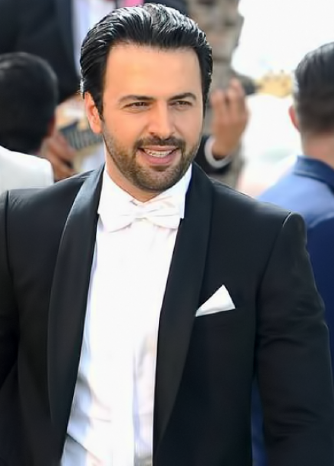 قيس الشيخ نجيب بإطلالة أنيقة ببلايزر رمادي مع قميص أسود