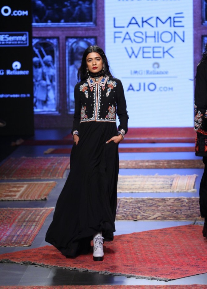 فستان هندي أبيض مذهل منTarun Tahiliani