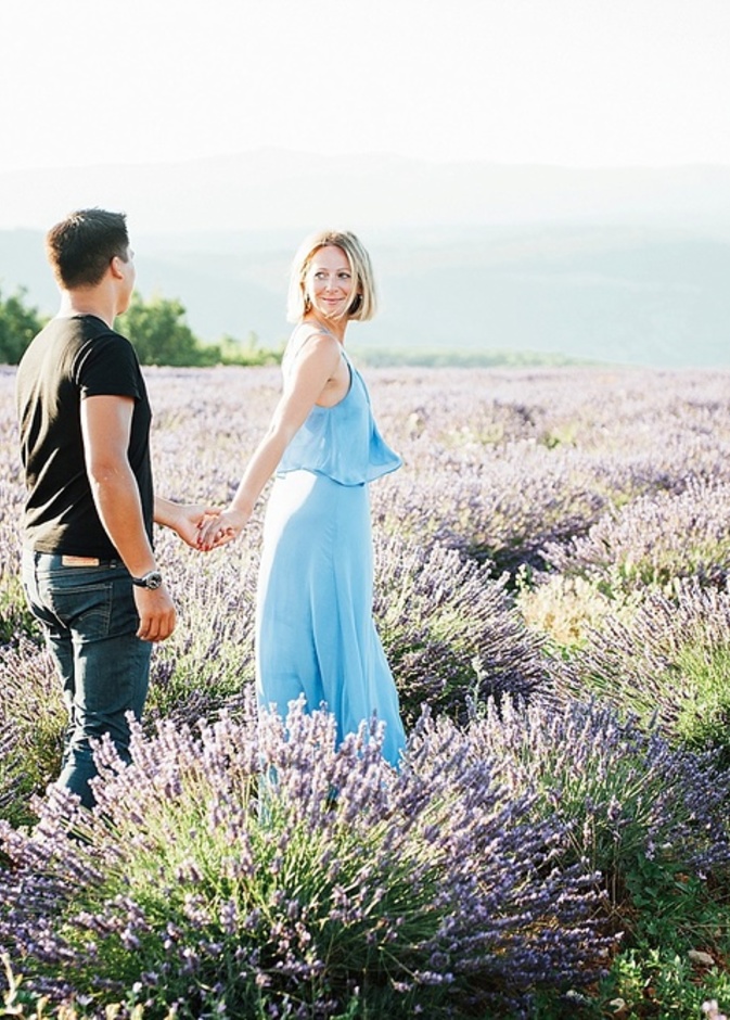 قصة حب مزهرة وسط ازهار الخزامى