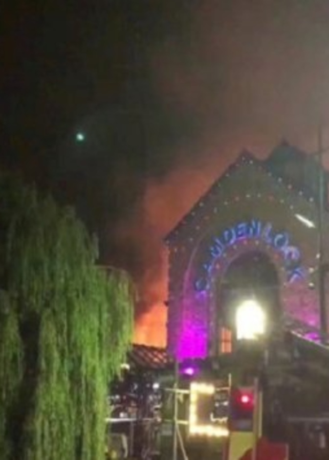 إطفاء حريق ضخم بمنطقة كامدن الشهيرة في لندن