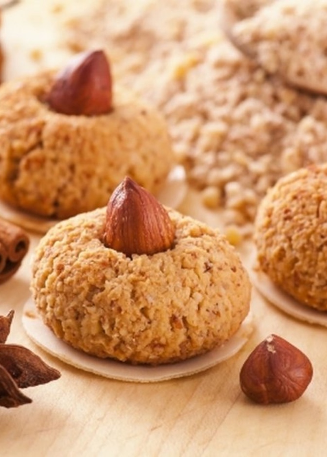 تناول حلويات العيد المصوعة من الدقيق الأسمر.