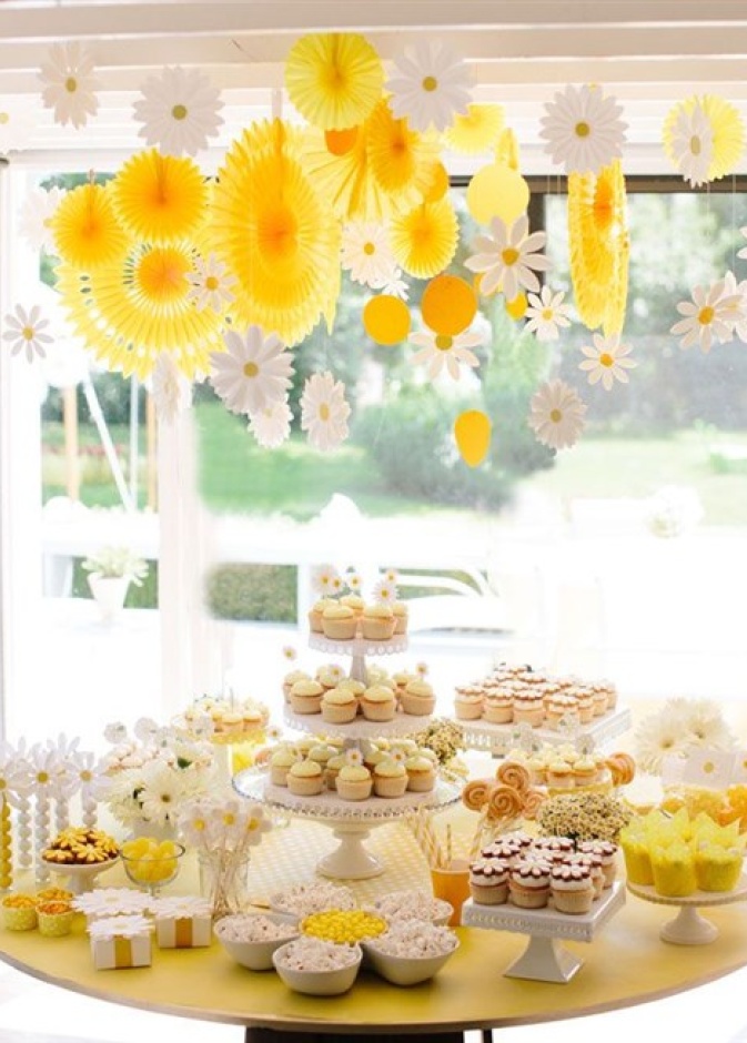 يمكن تزيين الحلوى بالشرائط والكريستال