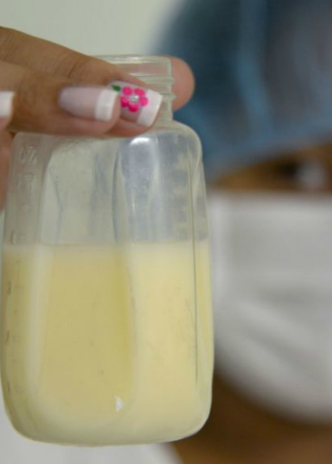 هل حليب الأم يوجد به جينات وراثية تنتقل للطفل