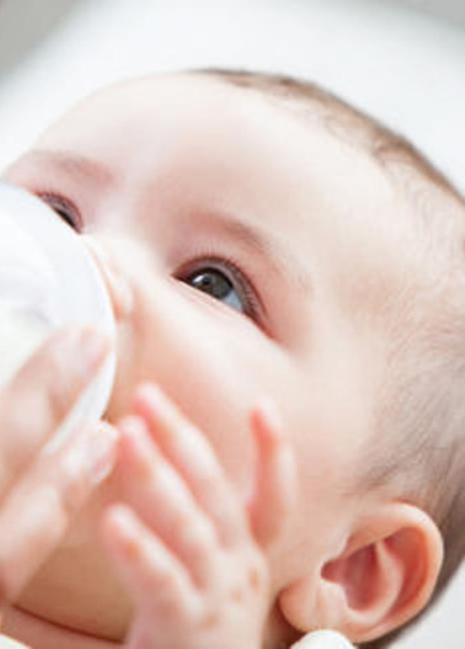 اضرار حليب كامل الدسم على الرضع ومتى يجب أعطاءه للطفل