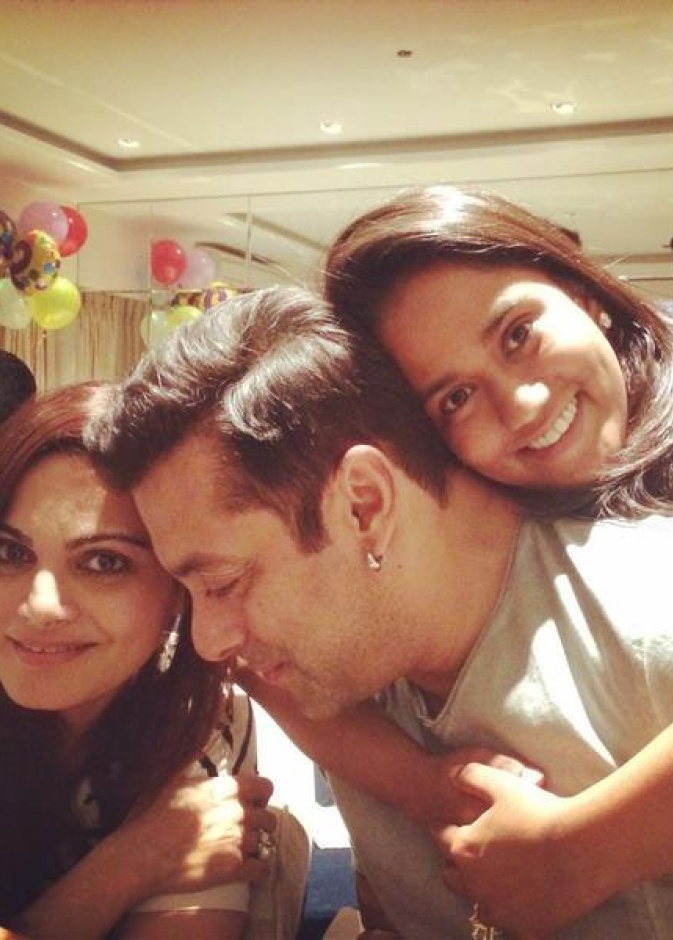 سلمان خان بصحبة شقيقته الصغرى أربيتا خان في مهرجان راكشا باندهان السنوي (مهرجان يحتفل بالعلاقة الأخوية).