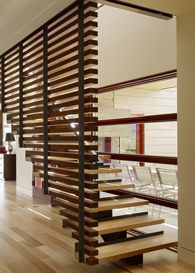 ديكور خشب في تصميم الدرج الداخلي
