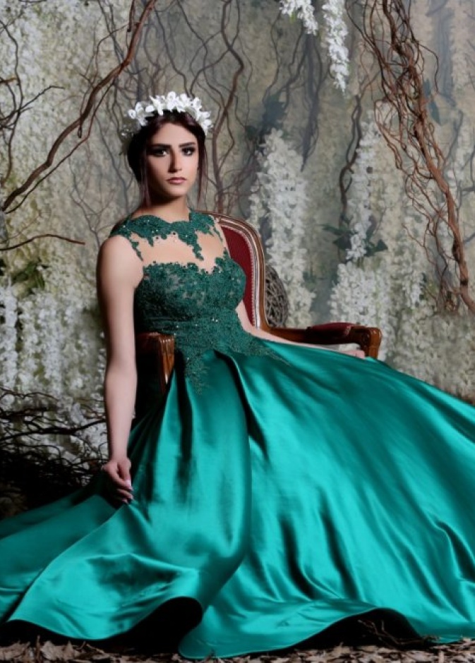 فستان خطوبة باللون الفيروزي